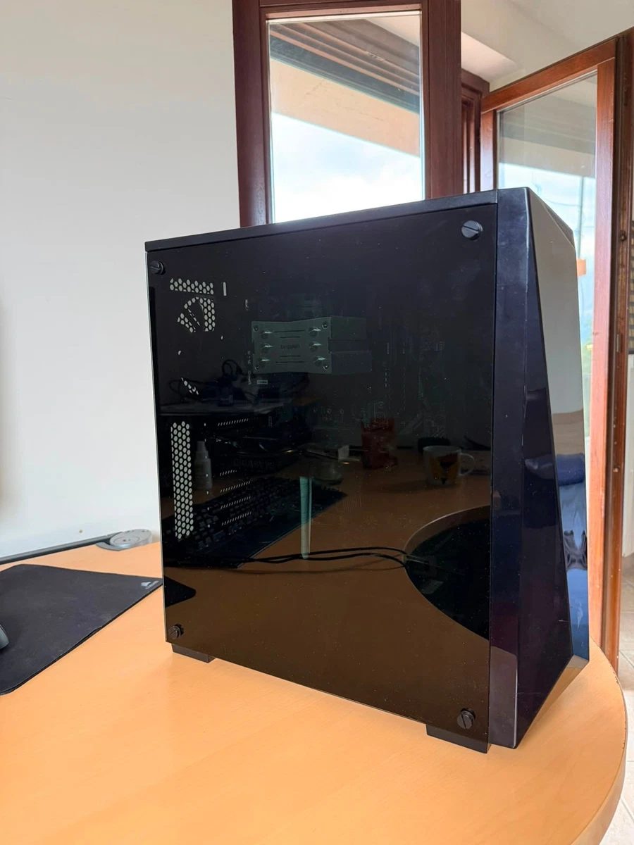 PC in case nero con pannello in vetro temperato assemblato da TXXO