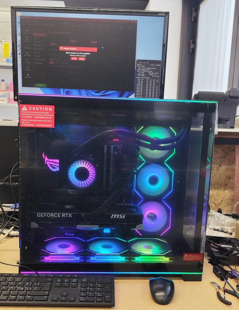 PC gaming con ventole ARGB assemblato da TXXO durante lo stress test