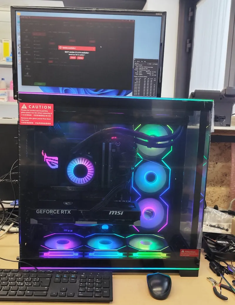 Provincia di Vicenza: PC gaming con ventole ARGB durante lo stress test nel laboratorio TXXO di Vicenza